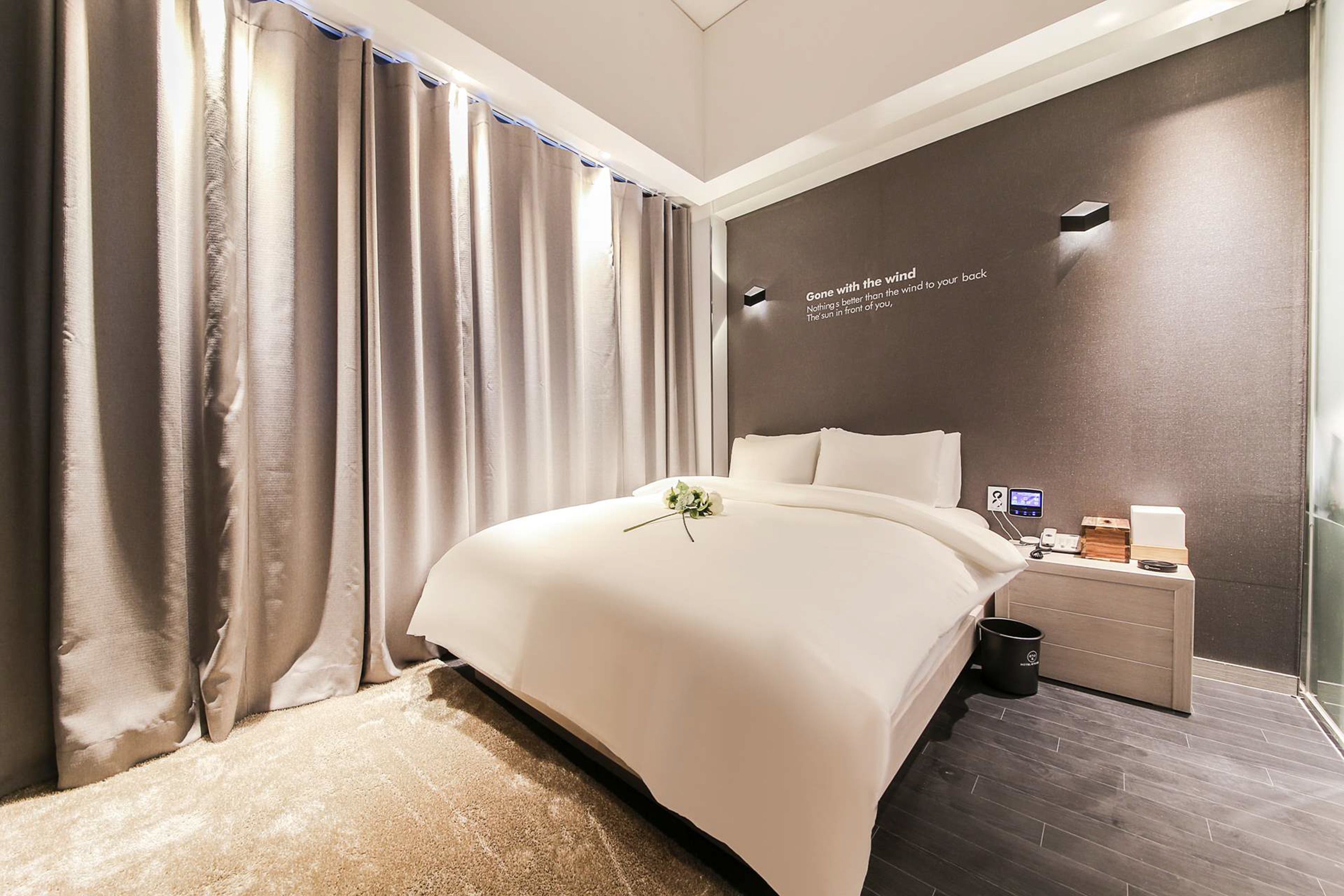 standard double room | in-room safe, individually decorated, individually furnished, desk