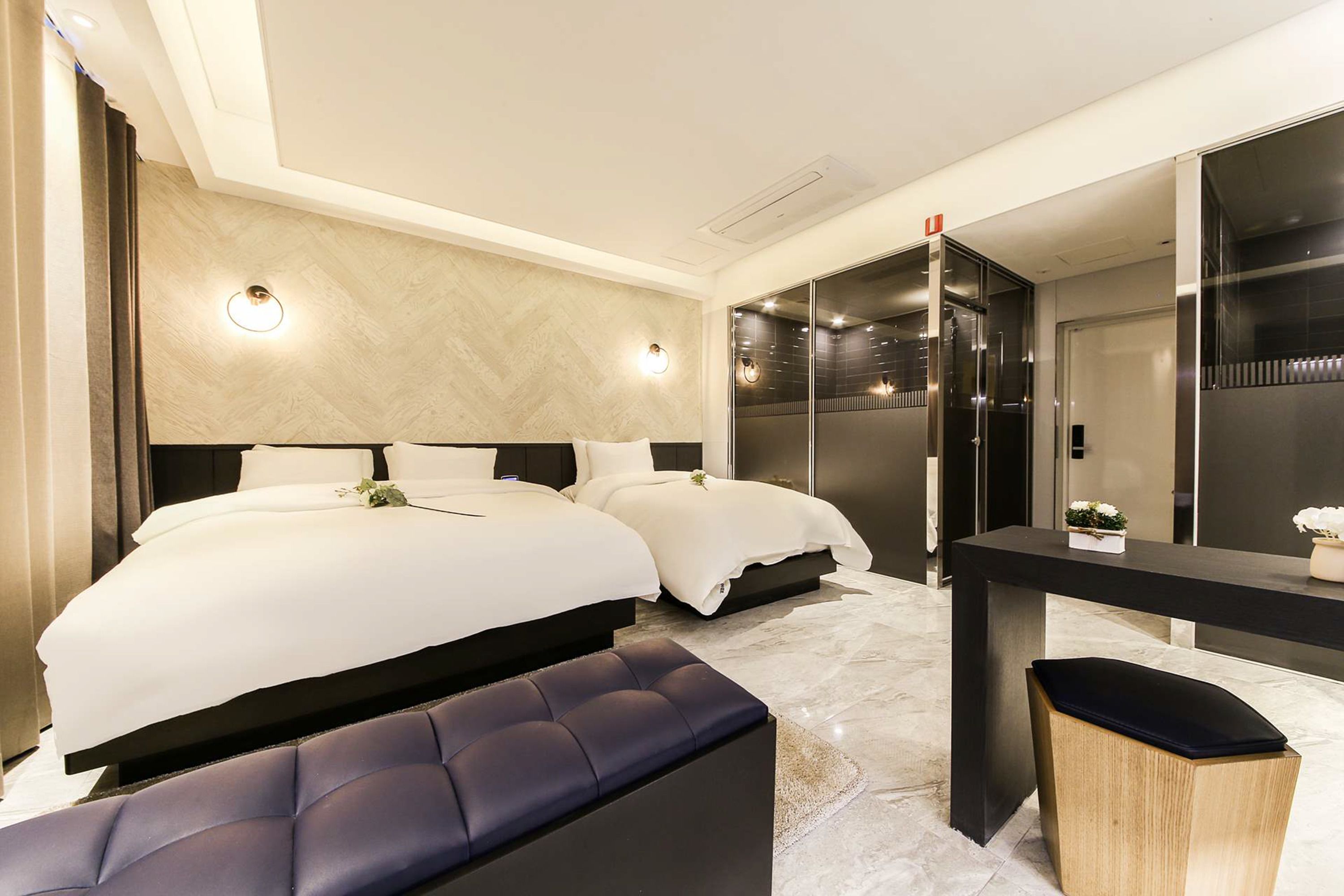 deluxe twin room | in-room safe, individually decorated, individually furnished, desk