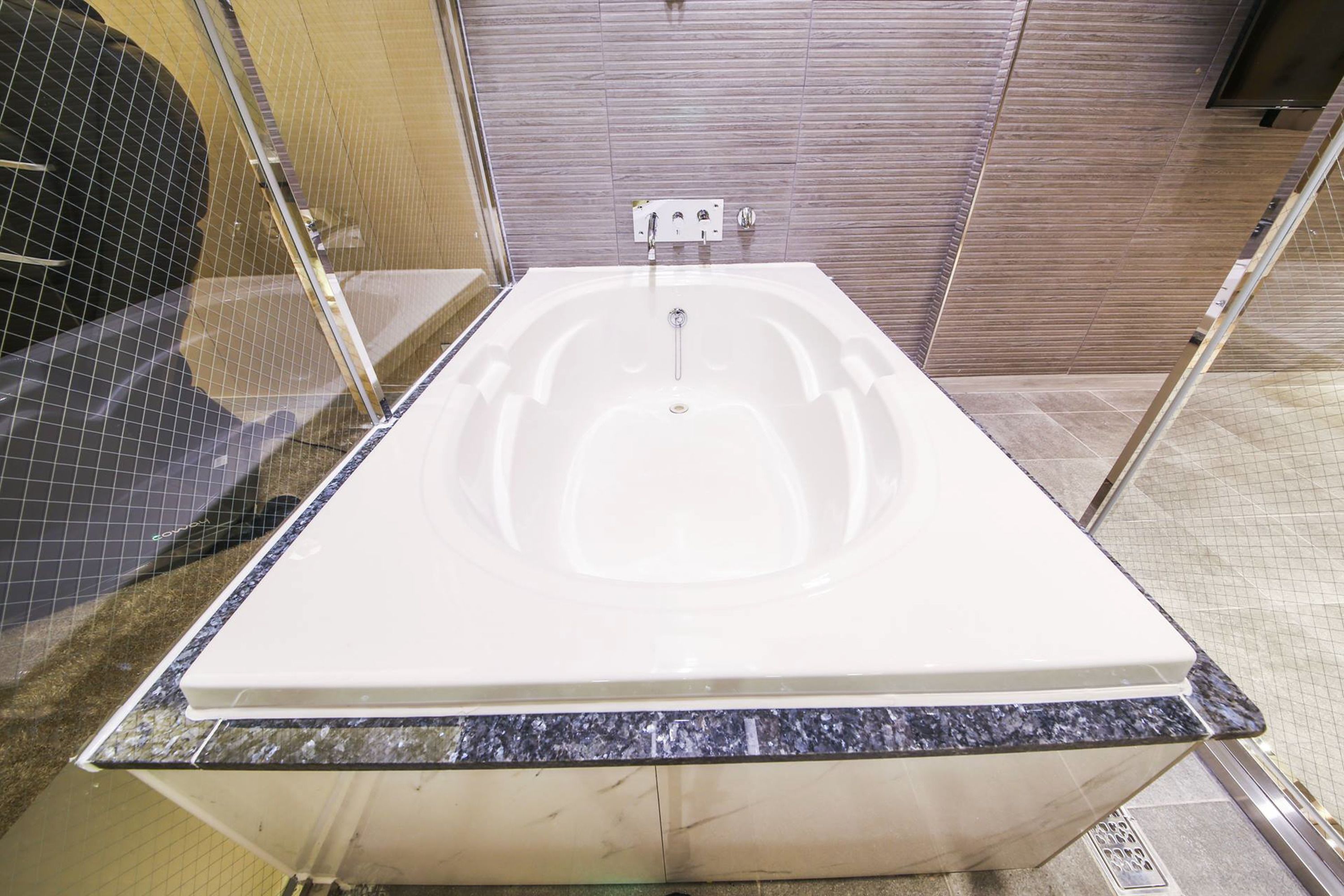 suite (karaoke) | deep-soaking bathtub