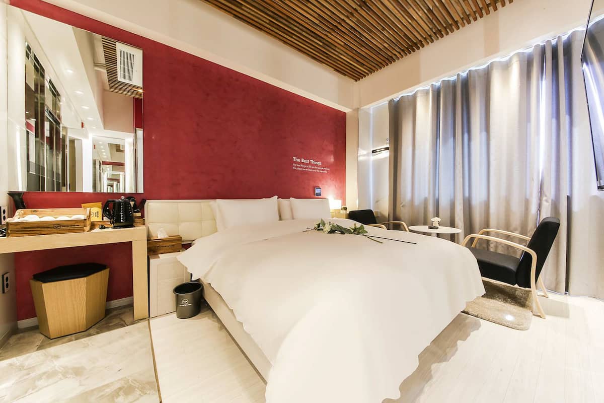 1 bedroom, in-room safe, individually decorated, individually furnished