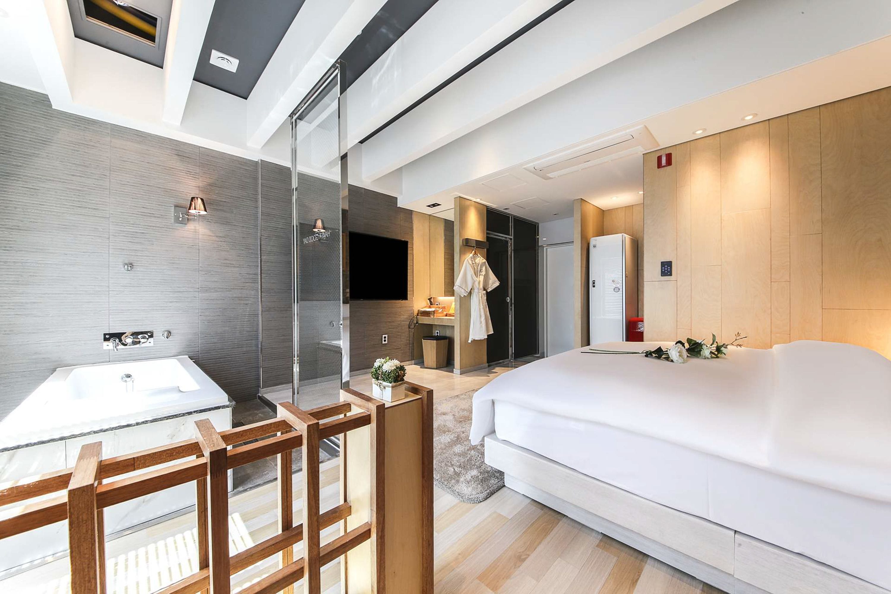 Suite | In-room safe, individually decorated, individually furnished, desk