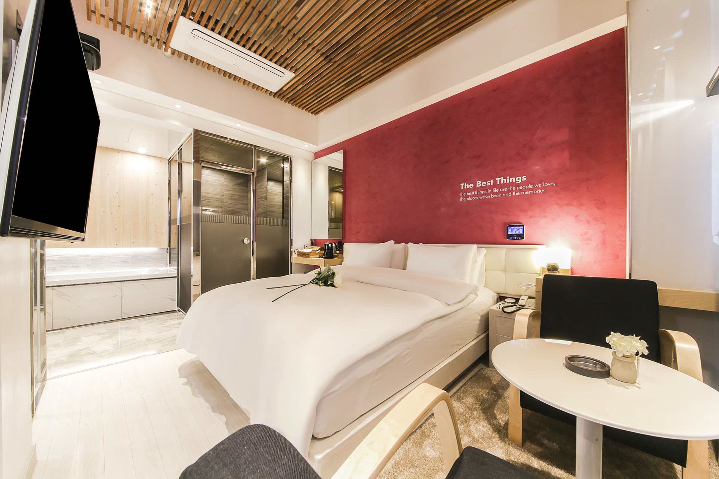 superior double room | in-room safe, individually decorated, individually furnished, desk