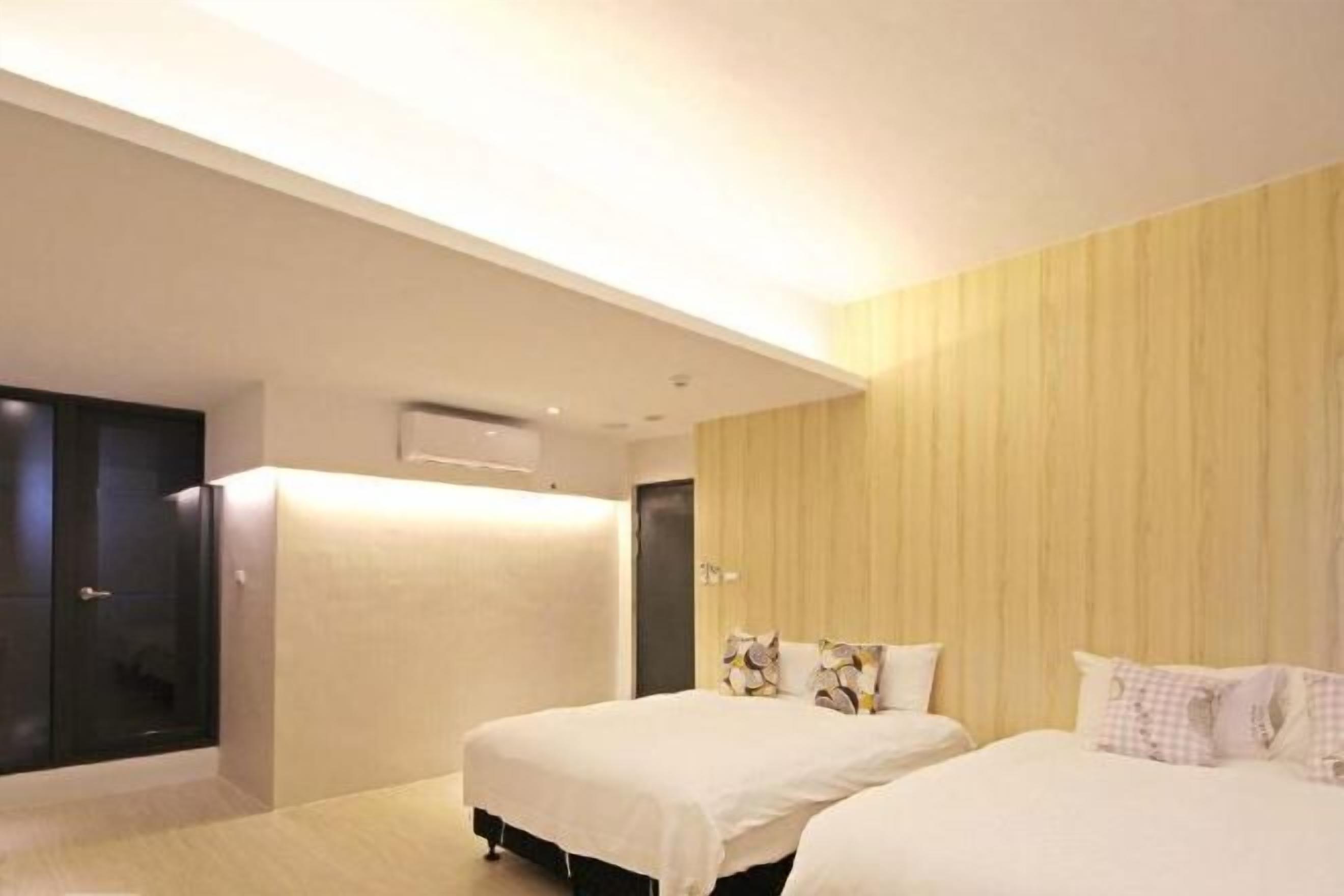 Escritorio, wifi gratis y ropa de cama 