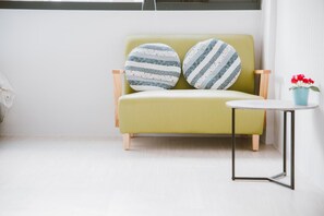 Escritorio, wifi gratis, ropa de cama