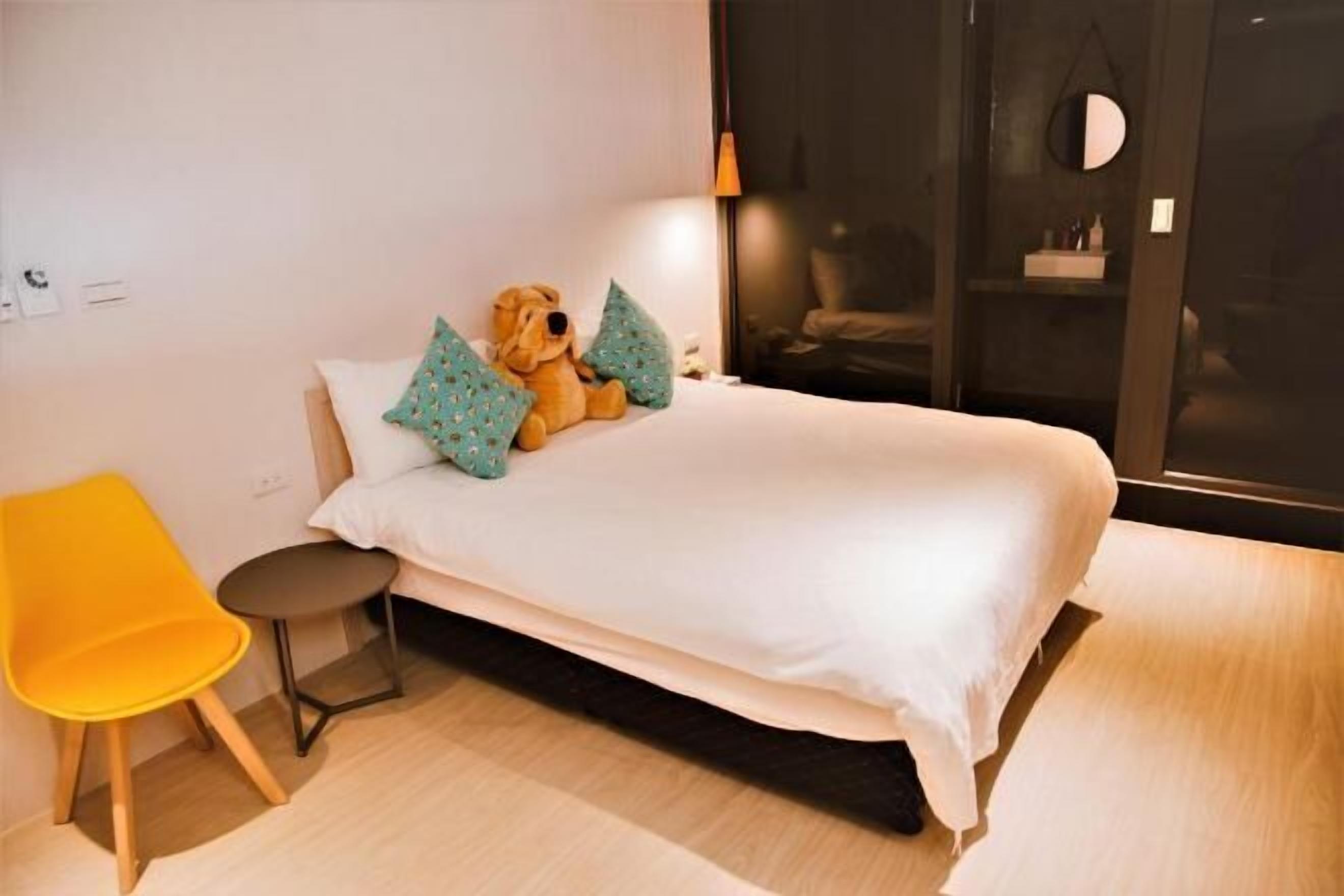 Escritorio, wifi gratis y ropa de cama 