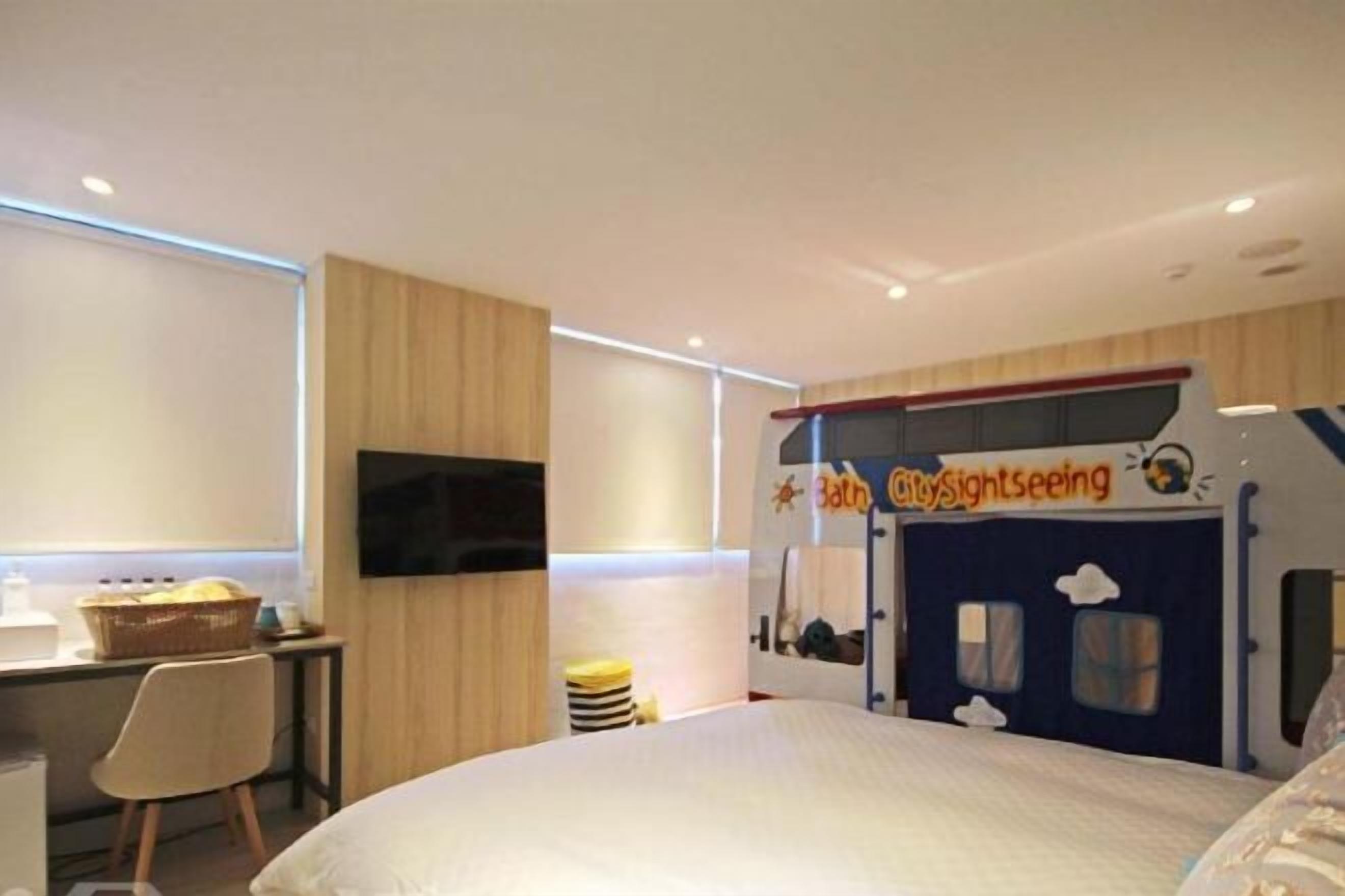 Escritorio, wifi gratis y ropa de cama 