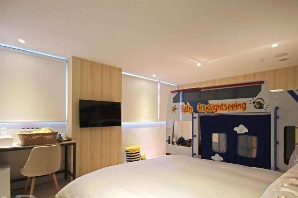 Escritorio, wifi gratis y ropa de cama