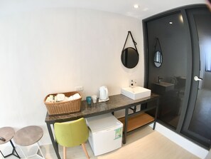 Escritorio, wifi gratis y ropa de cama