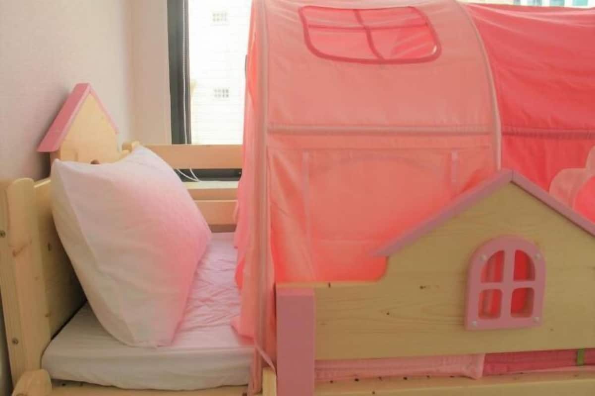 Escritorio, wifi gratis y ropa de cama