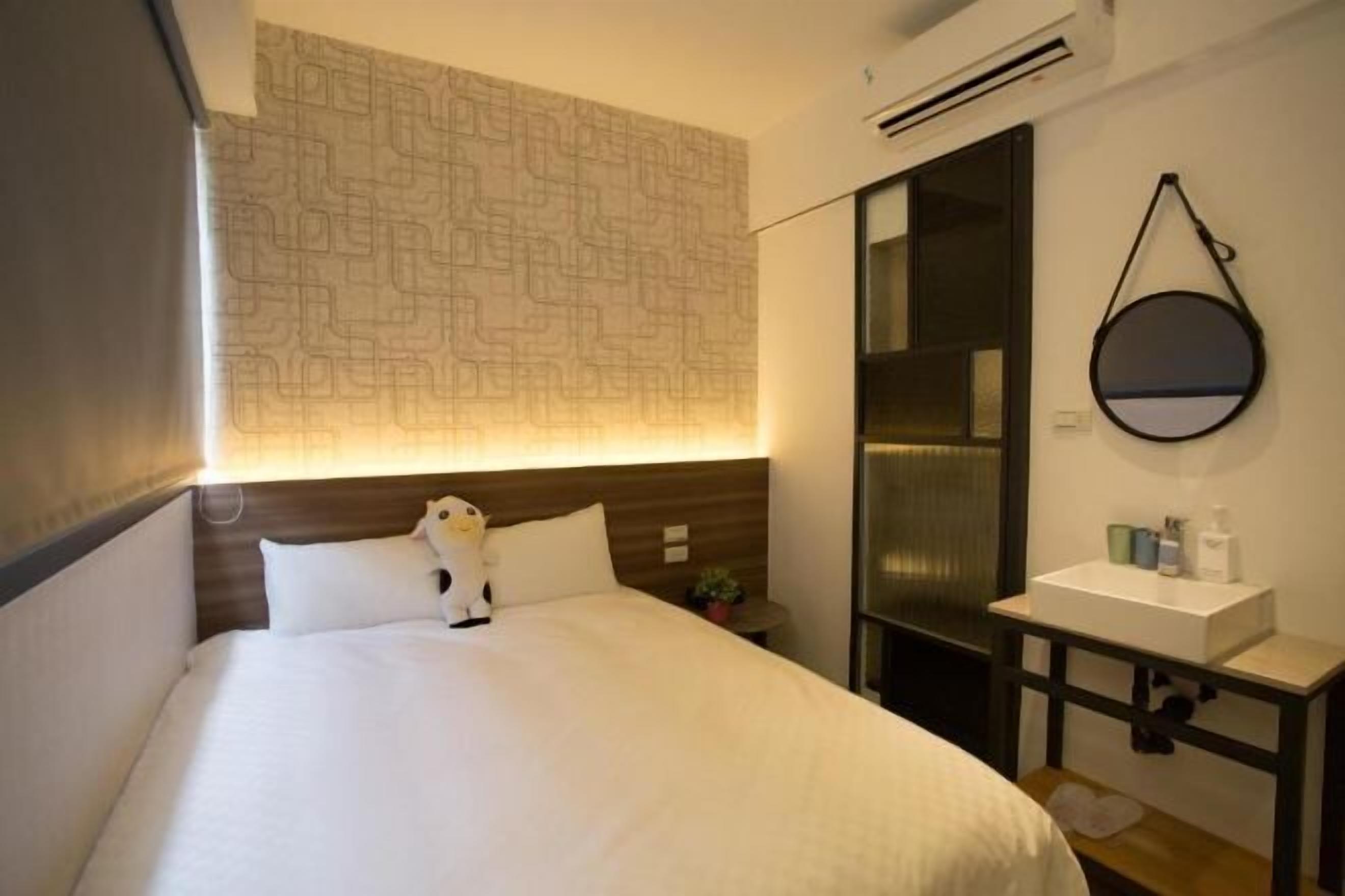 Escritorio, wifi gratis y ropa de cama 