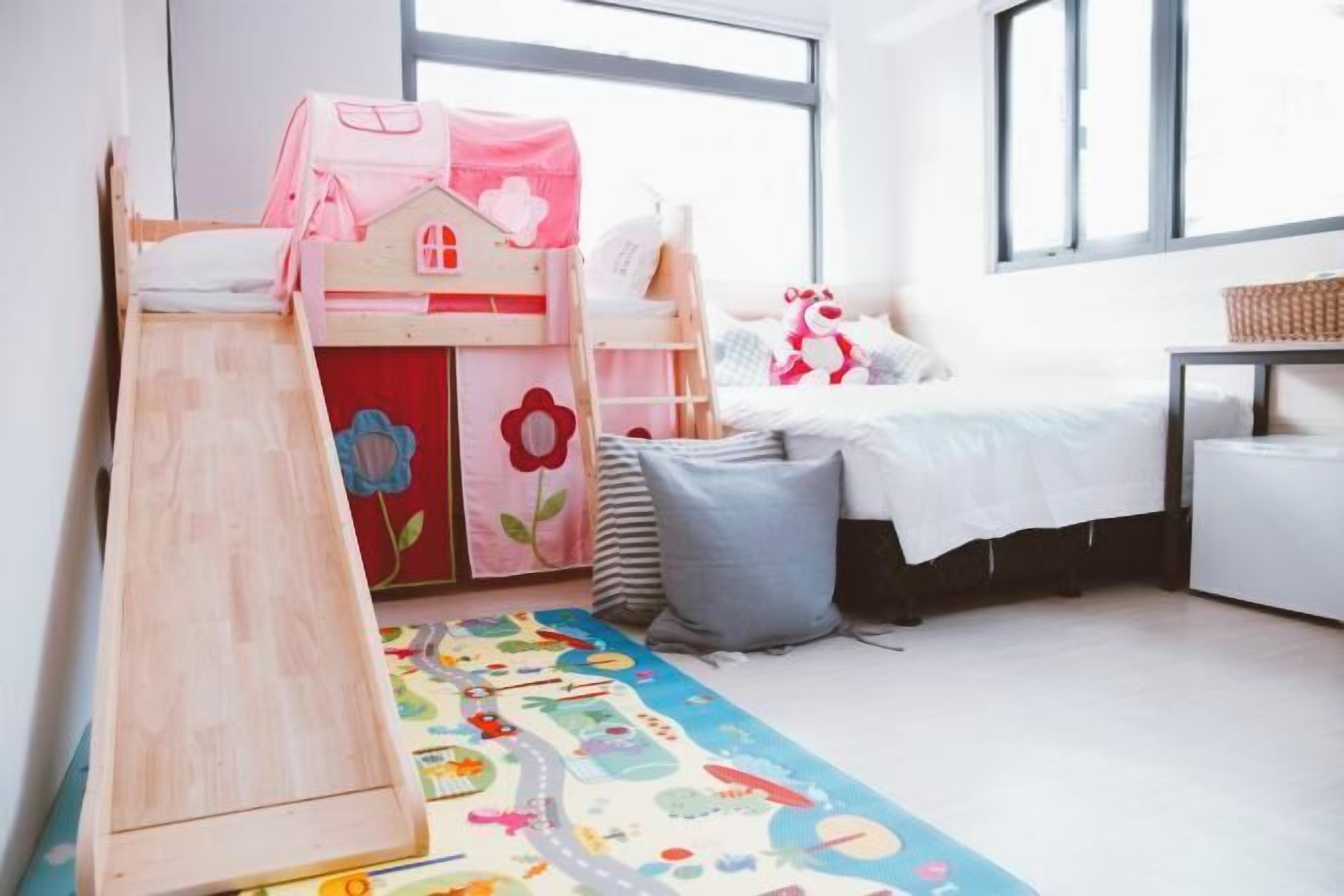 Escritorio, wifi gratis y ropa de cama 