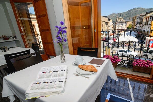 Tägliches Frühstücksbuffet (10 EUR pro Person)