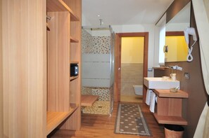 Superior Double or Twin Room | Bathroom | Shower, free toiletries, hair dryer, bidet - Hotel B&B Bondi (Livigno)