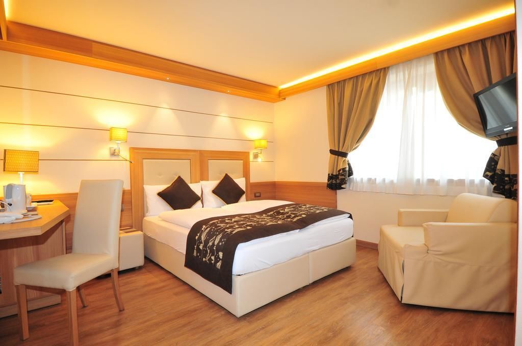 basic double or twin room | minibar, in-room safe, desk, soundproofing