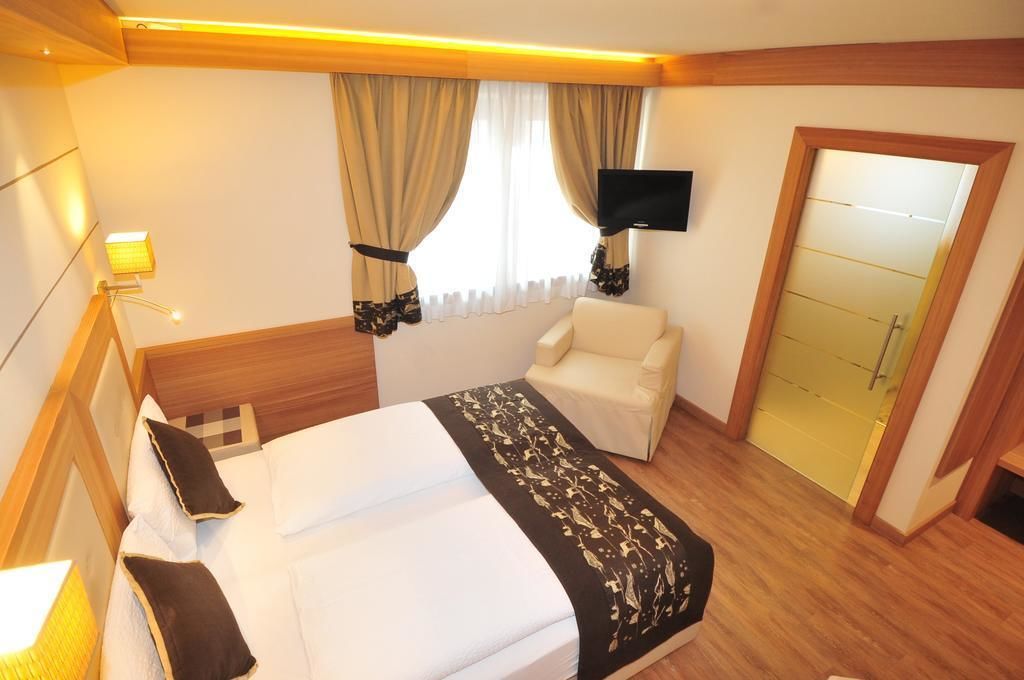 basic double or twin room | minibar, in-room safe, desk, soundproofing