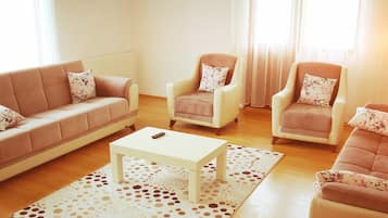 Apartament, 4 dormitoris, vistes al mar | Sala d'estar | Televisor LCD
