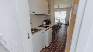 Deluxe Studio | Private kitchen | Fridge, stovetop, coffee/tea maker, electric kettle