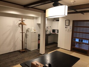 Traditional-Stadtwohnung (Private Vacation) | Eigene Küche | Kühlschrank, Mikrowelle, Ofen, Herdplatte