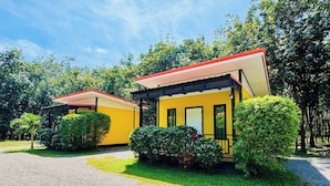 Two yellow cabins with red roofs, surrounded by greenery and trees. - Kanyaphat Gardenview Resort (Ban Dung)