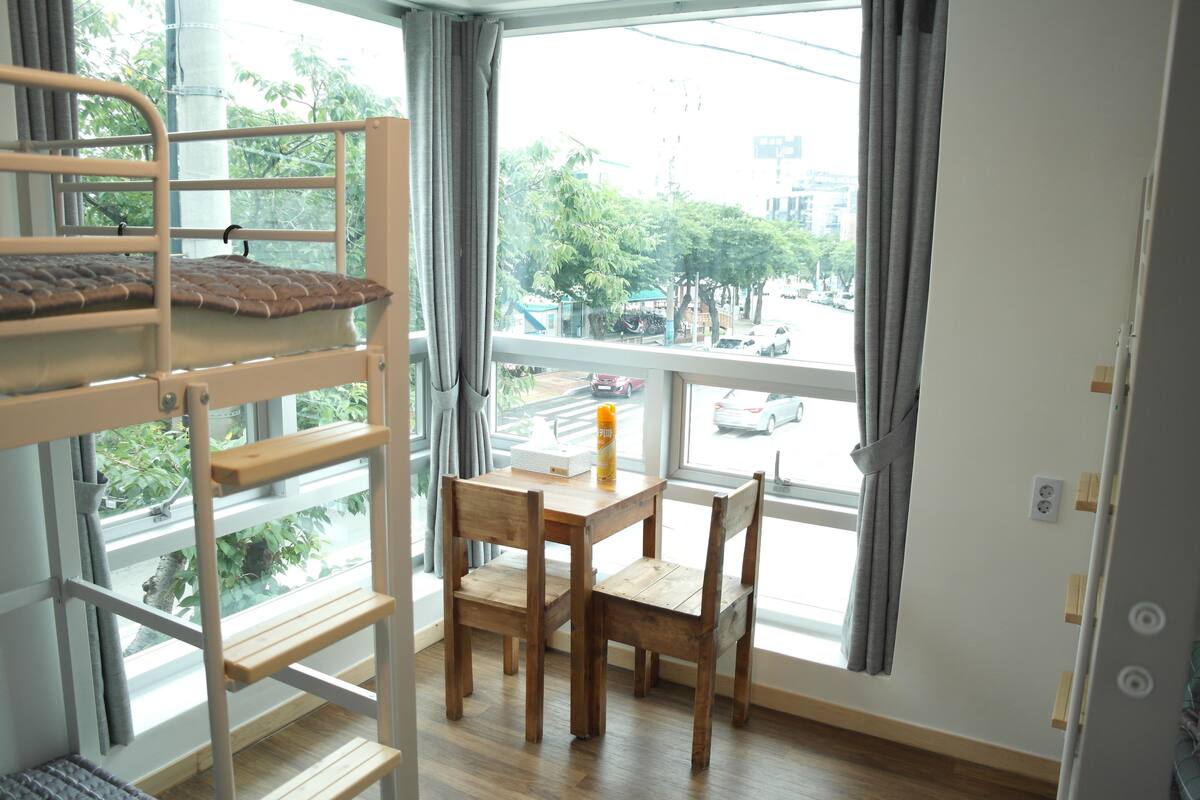 Dormitorio compartido económico, dormitorio mixto | Sábanas de algodón egipcio, ropa de cama de alta calidad y escritorio