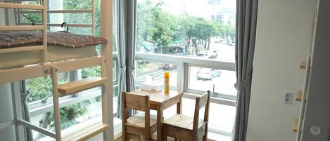 Economy Shared Dormitory, Mixed Dorm | Cadar kapas Mesir, peralatan tempat tidur premium, meja