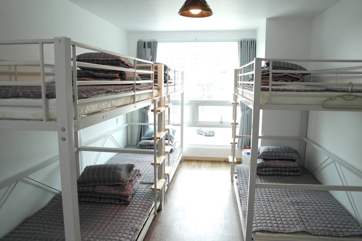 Dormitorio compartido familiar, dormitorio mixto | Sábanas de algodón egipcio, ropa de cama de alta calidad y escritorio