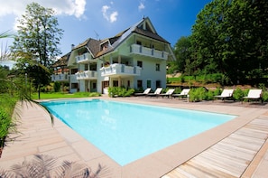 Una piscina al aire libre