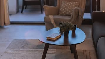 Apartment, 1 Schlafzimmer, Terrasse, Meerblick | Wohnbereich | Flachbildfernseher