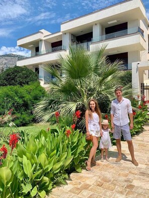 Garden view - Apartments Kuce Lekovica snack bar- Bistro & Beach  (Bar)