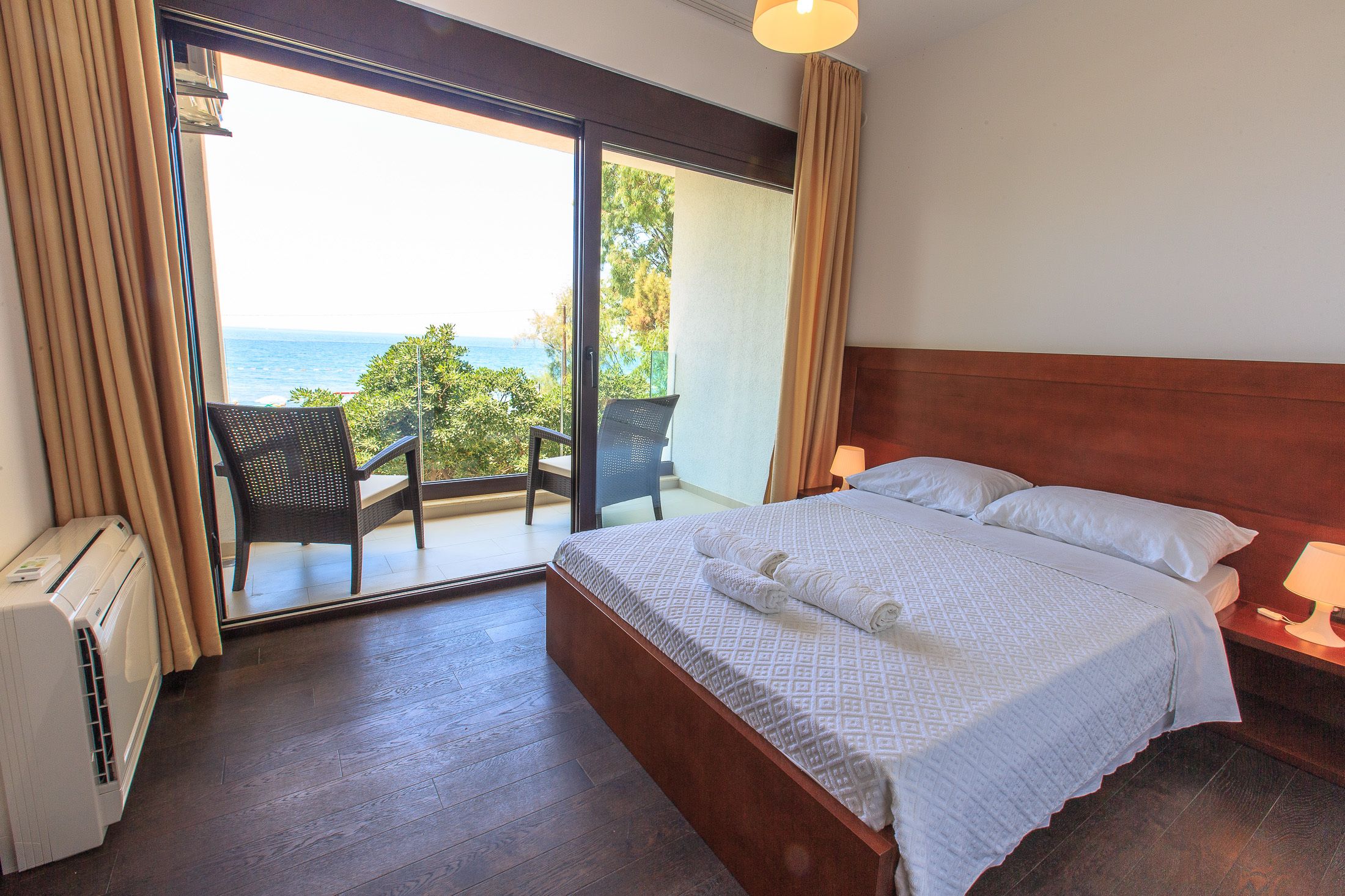 Cofres nos quartos, escrivaninha, quartos à prova de som