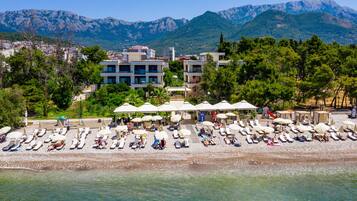 Private beach, sun loungers, beach bar