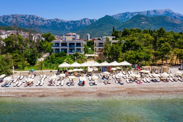 Privatstrand, Liegestühle, Strandbar