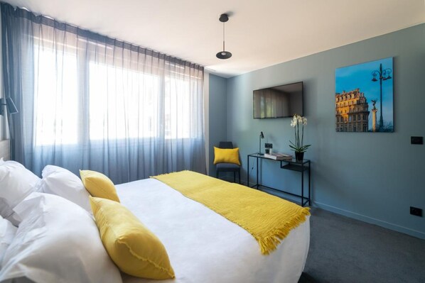 أغطية فراش متميزة وخزنة داخل الغرفة ومكتب وتجهيزات عازلة للصوت