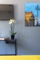 Ropa de cama de alta calidad y caja de seguridad en la habitación 