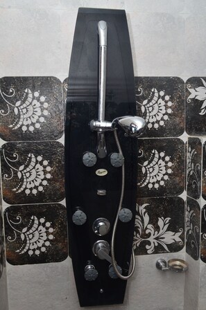 Signature-Doppelzimmer, Talblick, Bergseite | Badezimmer | Dusche, kostenlose Toilettenartikel, Handtücher
