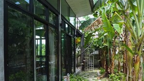 Terrace/patio - Baan Rai Klai Weang Homestay (Mae Taeng)