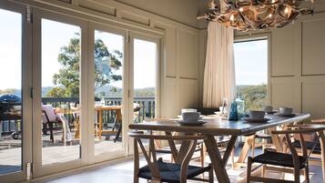 House, 3 Bedrooms | In-room dining