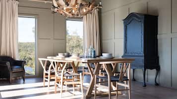 House, 3 Bedrooms | In-room dining