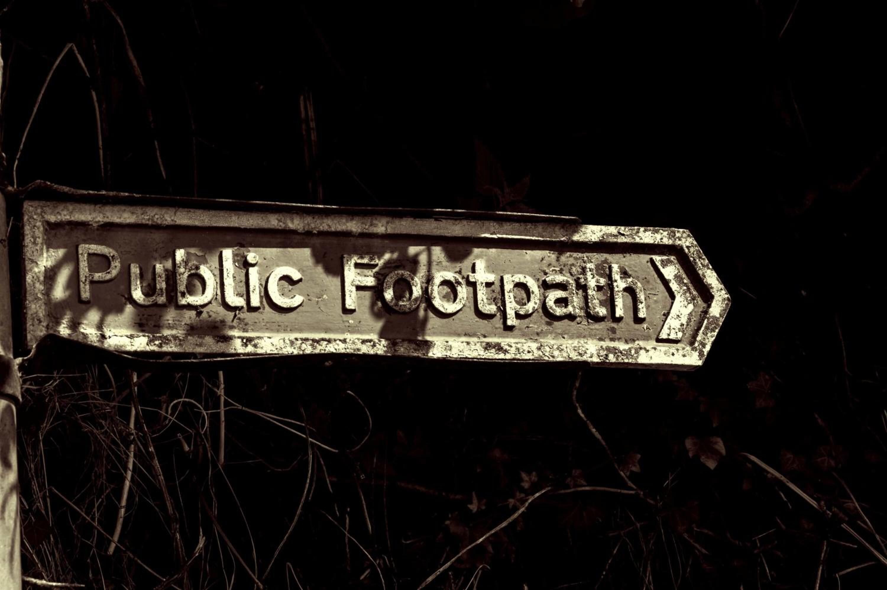 Un panneau indicateur pour un sentier piétonnier public.
