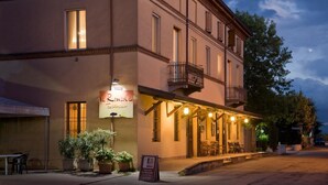 Un bâtiment avec une enseigne indiquant « Roncocchio » et un balcon.