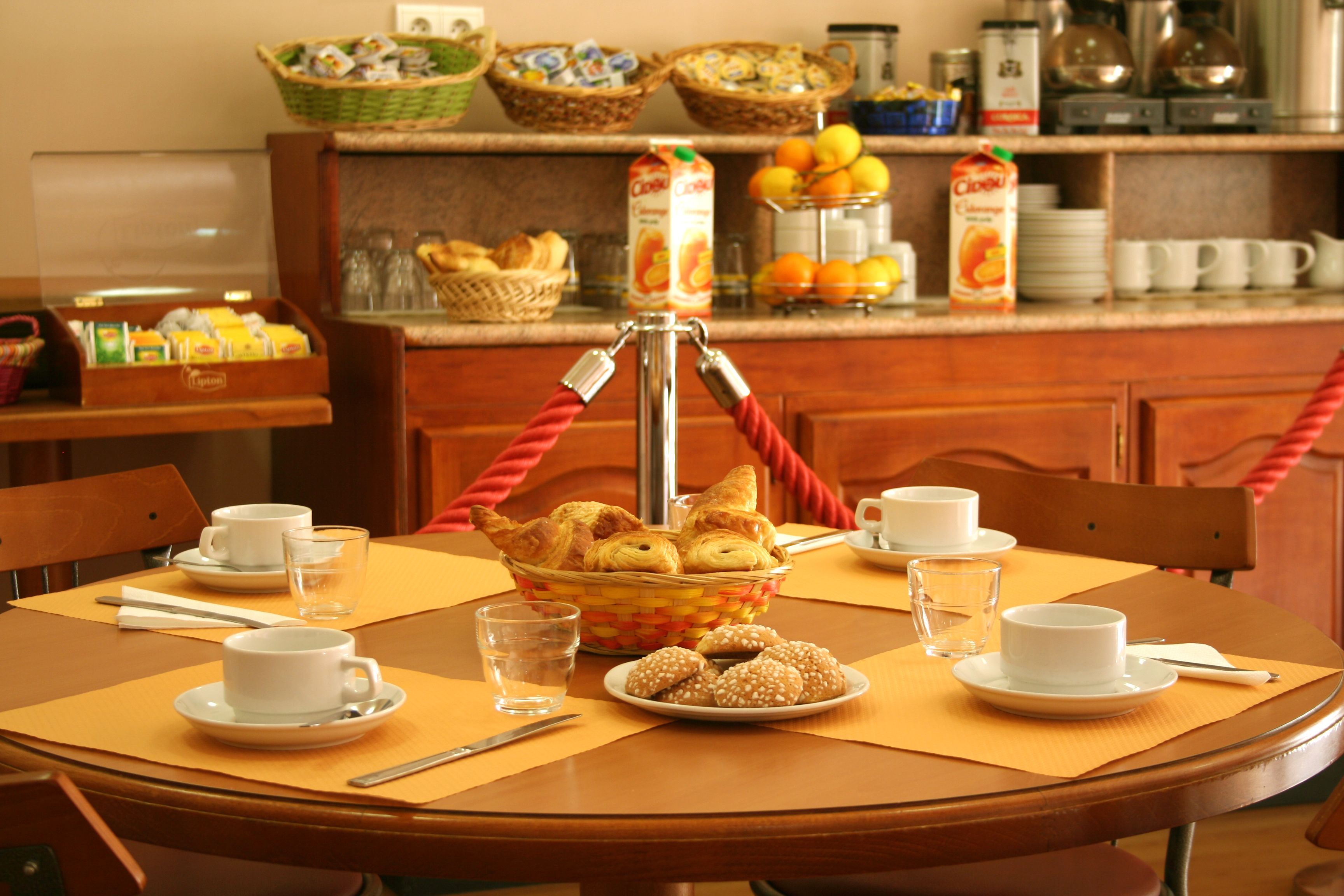Daily buffet breakfast (EUR 9.5 per person)