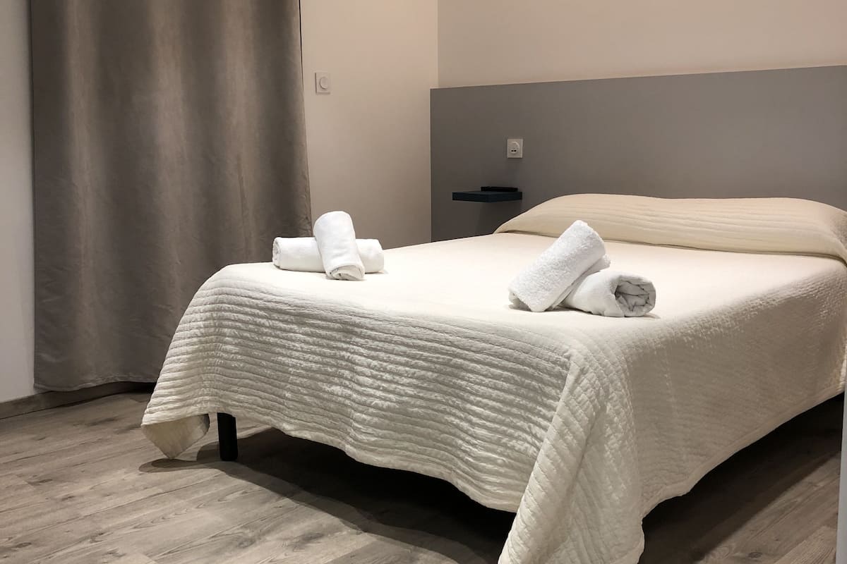 double room, harbor view (+ 1 child 3 years max) | 1 bedroom, individually decorated, individually furnished, desk