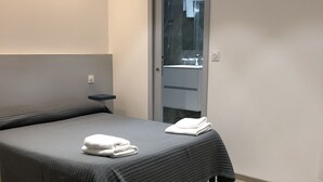 四人房 | 書桌、隔音、熨斗/熨衣板、免費無線上網