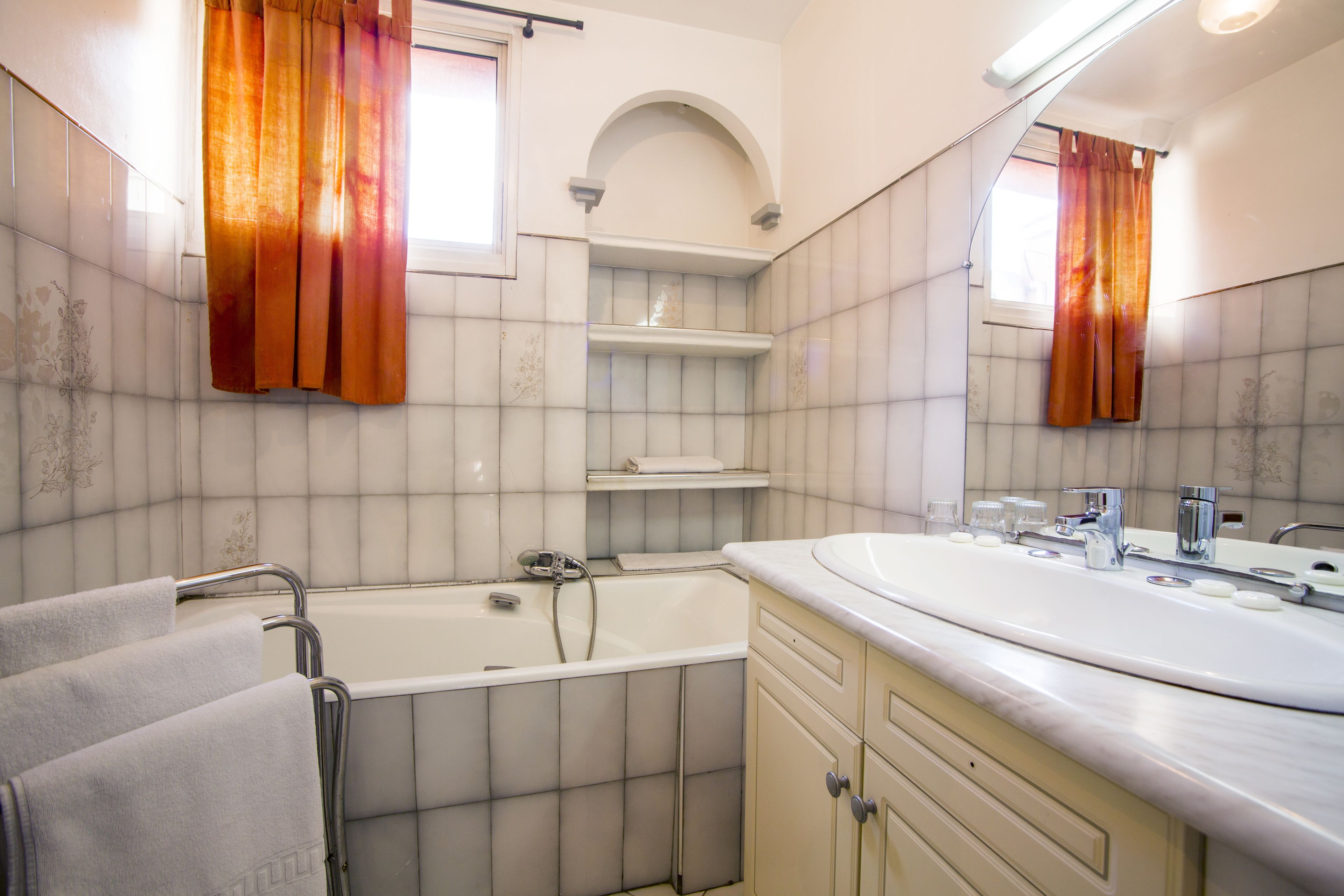 standard suite, harbour view | bathroom | shower, free toiletries, hair dryer, towels