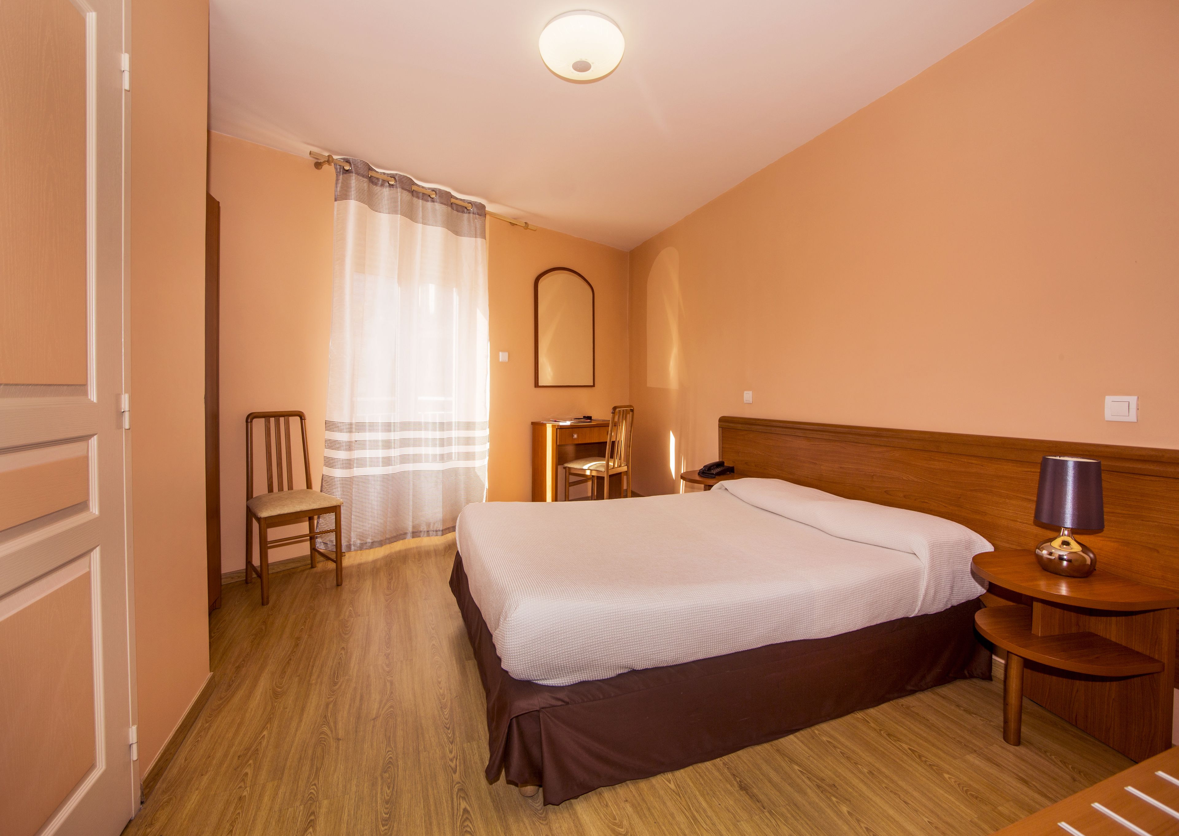 chambre double ( + 1 enfant 3 ans max) | 1 bedroom, individually decorated, individually furnished, desk