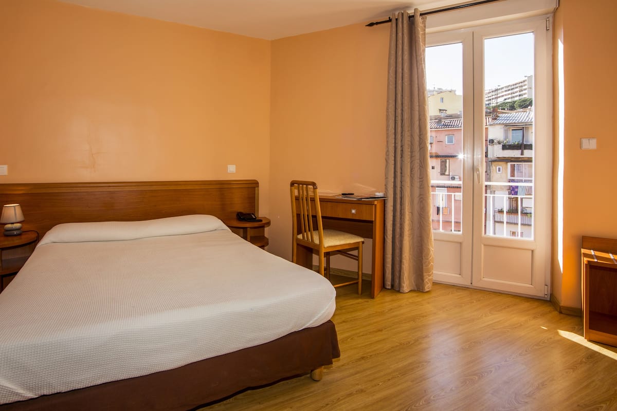 chambre double ( + 1 enfant 3 ans max) | 1 bedroom, individually decorated, individually furnished, desk