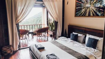 Kamar Keluarga, Bebas Asap Rokok, pemandangan bukit | Seprai antialergi, selimut bulu angsa, dan Wi-Fi gratis