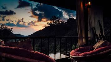 واجهة المنشأة - في المساء/الليل