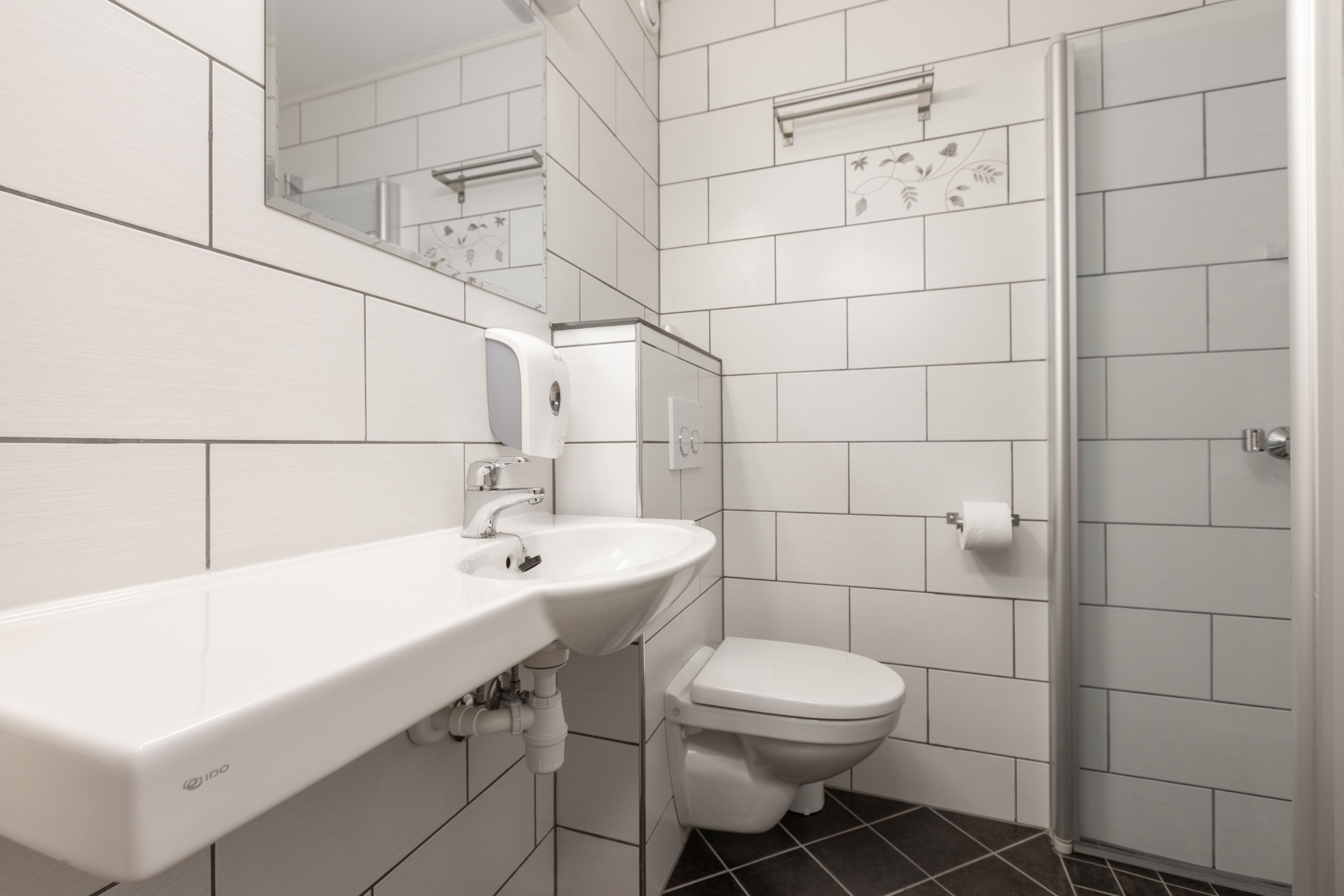 twin room | bathroom | shower, hair dryer, towels