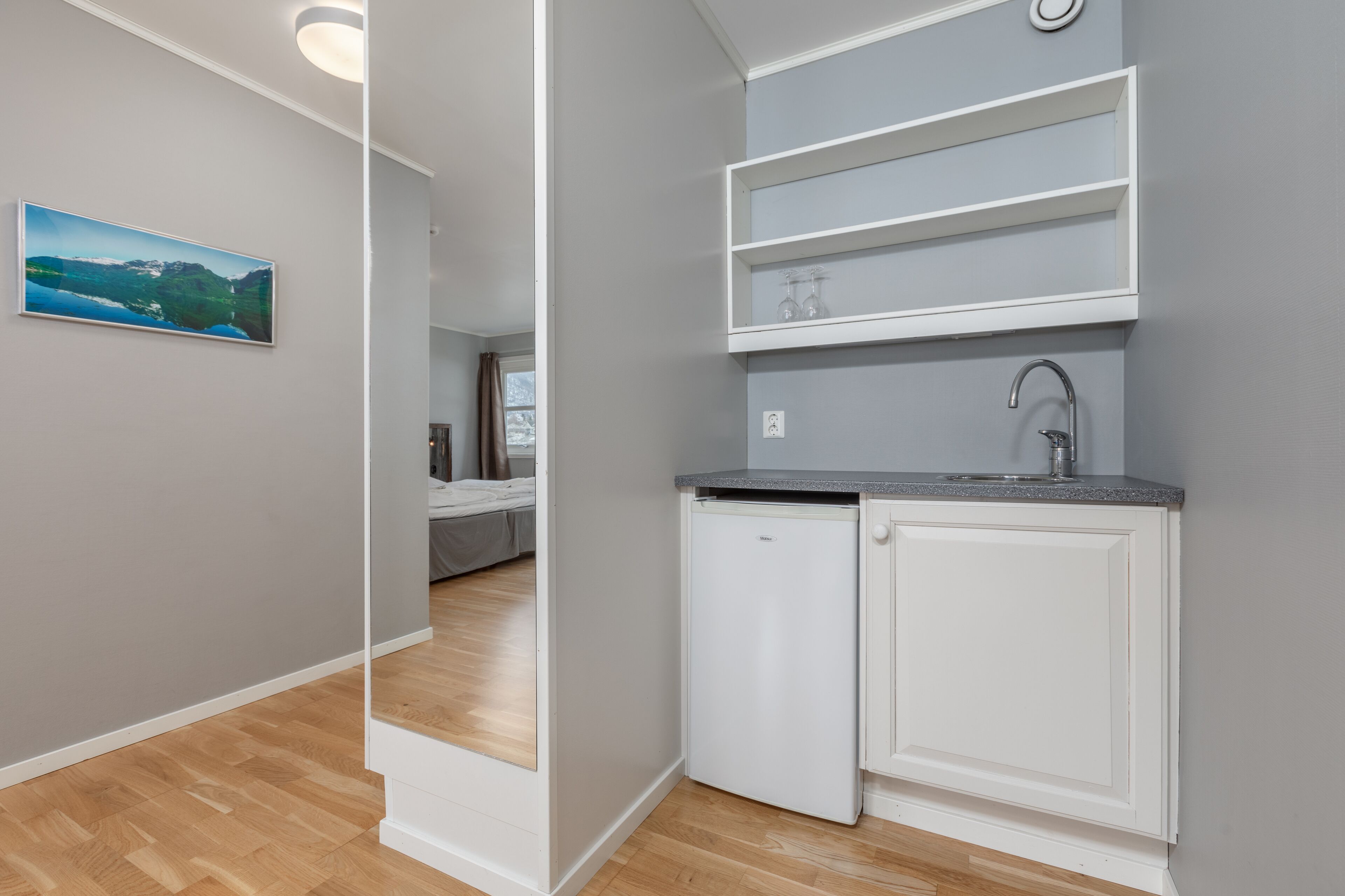 superior double room | living area | tv